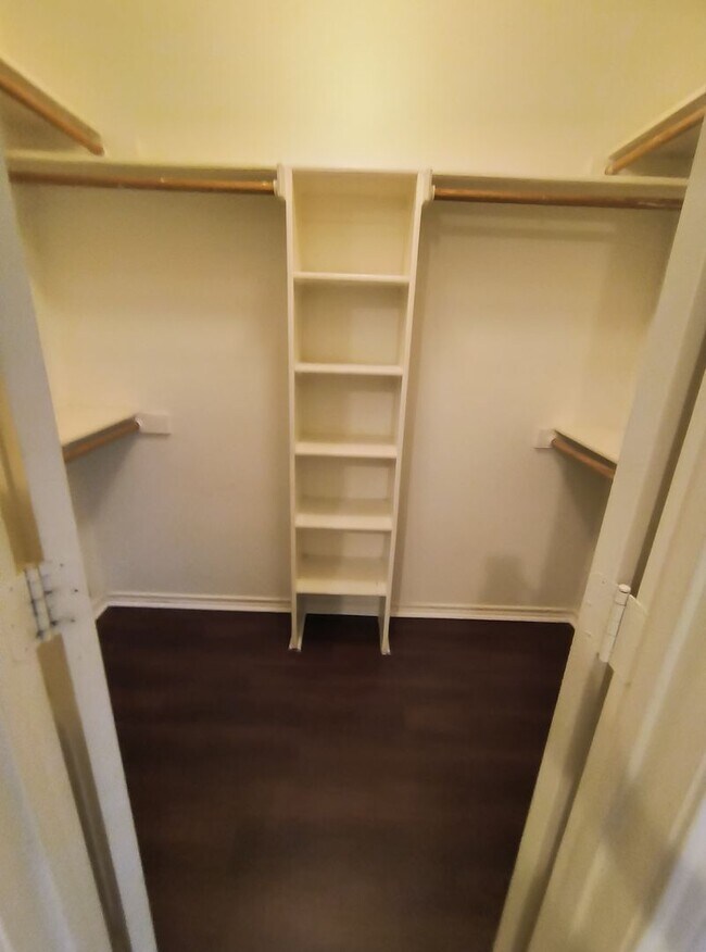Building Photo - Beautiful 3-Bedroom, 2-Bath Home with Atta...