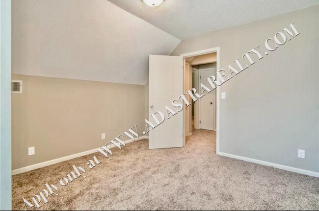 Building Photo - Wonderful 3 Bed 1.5 Bath Town Home in Overland park-Available in SEPTEMBER!!