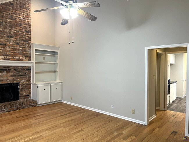 Building Photo - 122 N Springs Ct