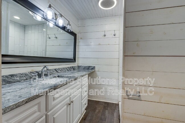 Building Photo - 2930 Primrose Cir