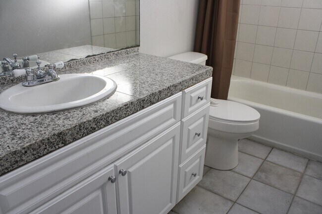 Building Photo - Fabulous 3 bedroom 2 bathroom Big Back Yard