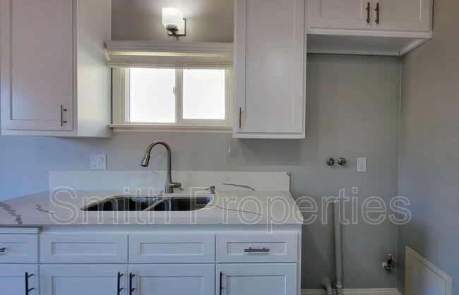 Building Photo - 606 N Irena Ave