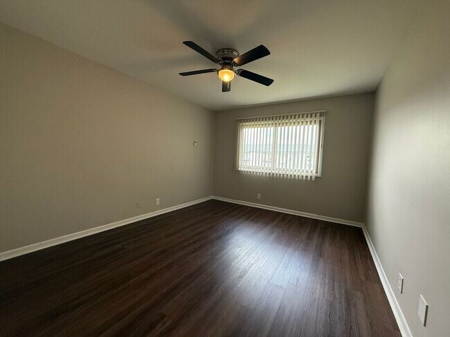 Building Photo - Remodeled 1 Bedroom Apartment!!! Walk to t...