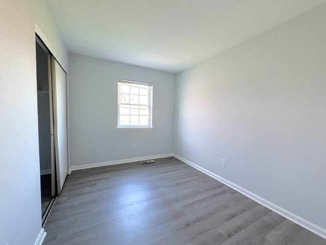 Building Photo - Charming Townhome with Modern Touches & Commuter Convenience!