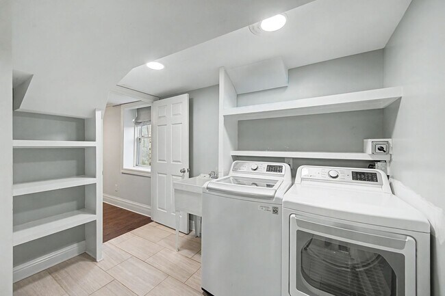 Building Photo - Beautiful 4BD/3.5BA home in the heart of Green Hills.