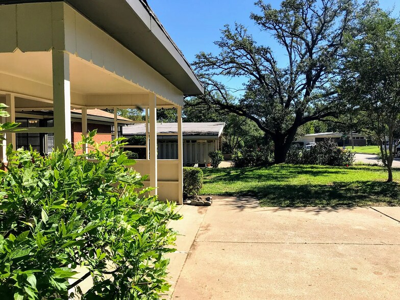 Building Photo - 3108 Medina Ave
