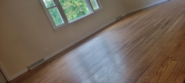 Building Photo - 3 Bd 1.5 Ba with 4 acres.