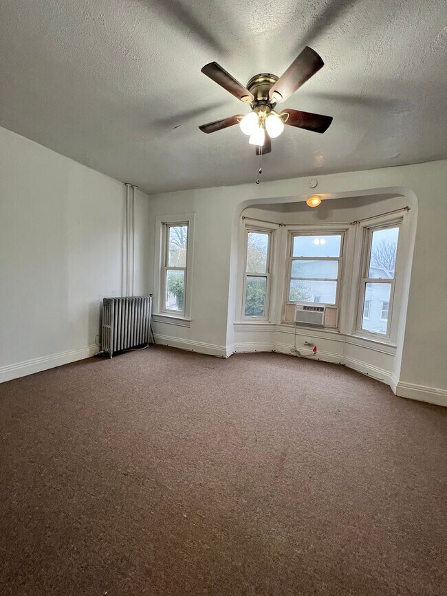 Building Photo - 5 Bedroom 1 Bath Home Available