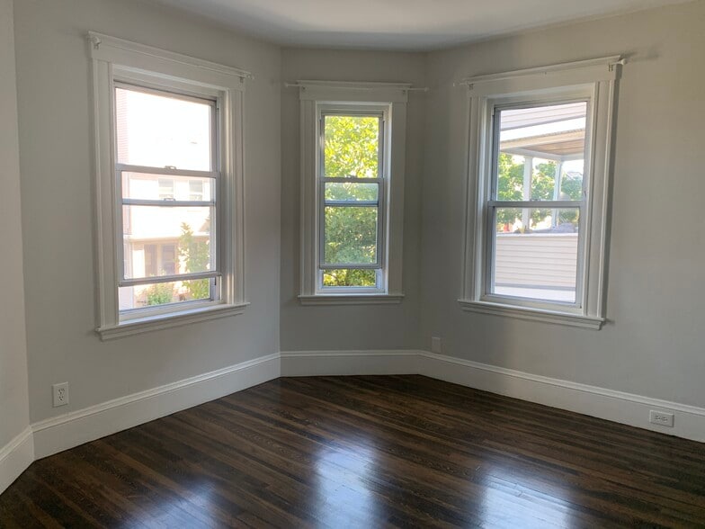 Living room: without curtain and rug - 22 Connecticut Ave