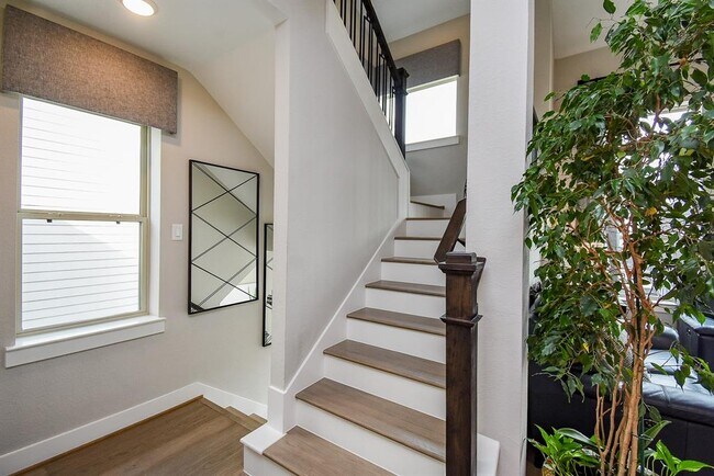 Building Photo - 10914 Brambling Wood Dr
