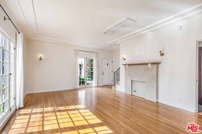 Building Photo - 152 S Roxbury Dr