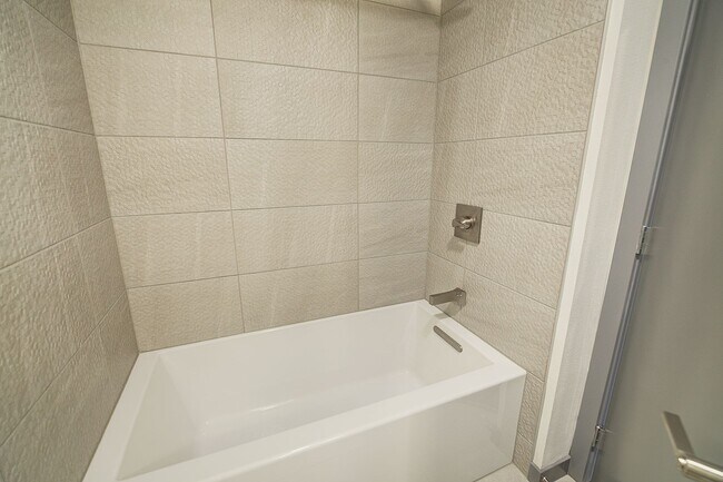 Building Photo - 0bd/1ba Kirkland Condo