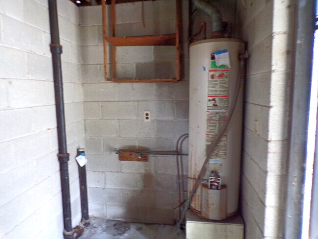 Building Photo - Updated 3-Bedroom Home with Carport & Outdoor Laundry!