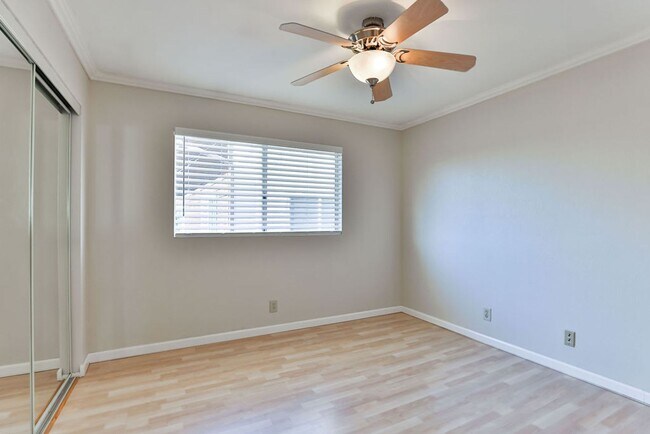 Building Photo - Talmadge : spacious 2 bed, 2 ba top floor condo