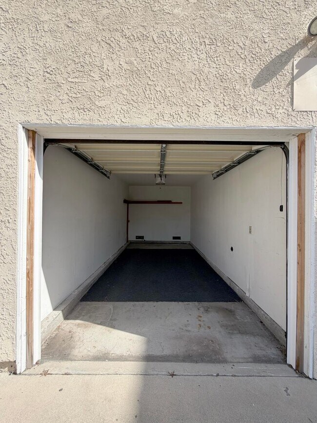 Building Photo - Alhambra Dr