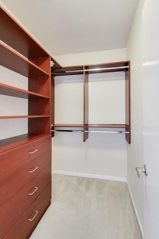 Building Photo - 1720 Oak Ave