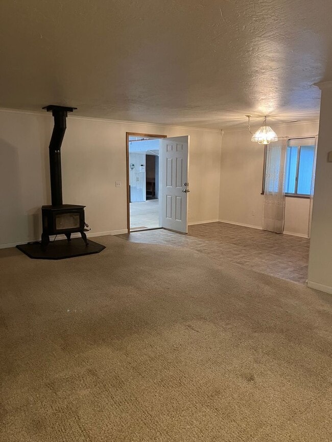 Building Photo - 3 bed / 2 bath house