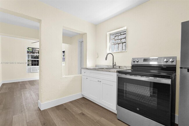 Primary Photo - 511 NW 44th St
