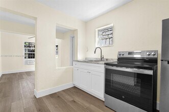 Building Photo - 511 NW 44th St