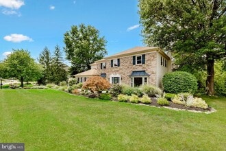 Building Photo - 2023 Country Club Dr