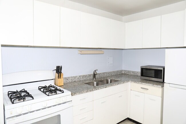 Building Photo - 1400 E 55th Pl