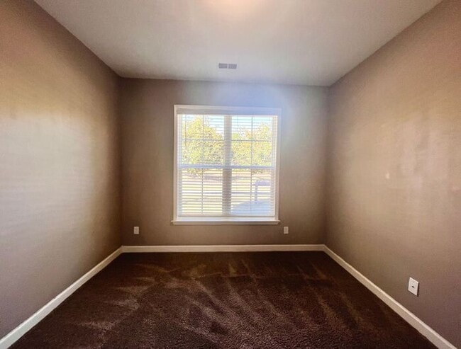 Building Photo - (COMING SOON!) 3bed/2bath Townhome w/Garag...