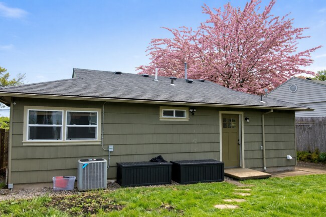Building Photo - Charming 3 Bedroom, 1 Bath Home in Portland offering Comfortable Living with Central AC!