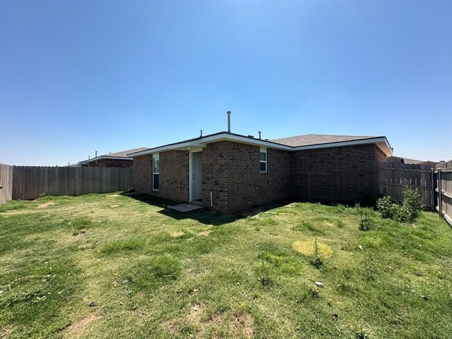 Building Photo - HALF OFF FIRST FULL MONTH OF RENT!!! - Ava...