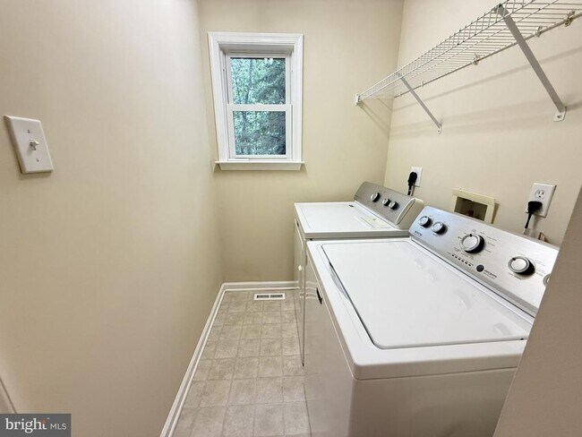 Building Photo - 1234 Lakeview Dr