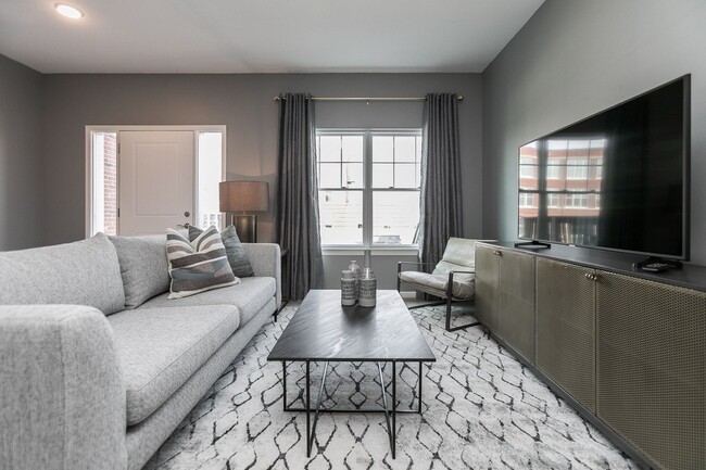 Building Photo - Fully Furnished Townhome Blocks Away From Downtown, Flexible Leasing Terms!