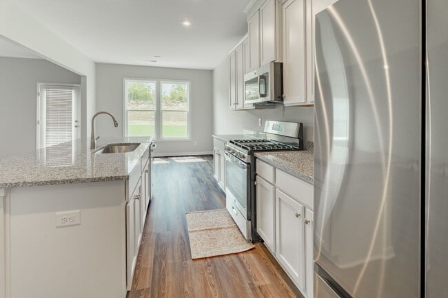 Building Photo - 421 Midland Pnes Dr