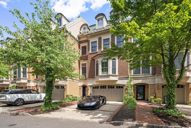 Building Photo - 33 Regency Pl
