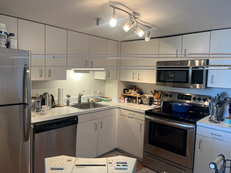 Building Photo - 2001 Hamilton St