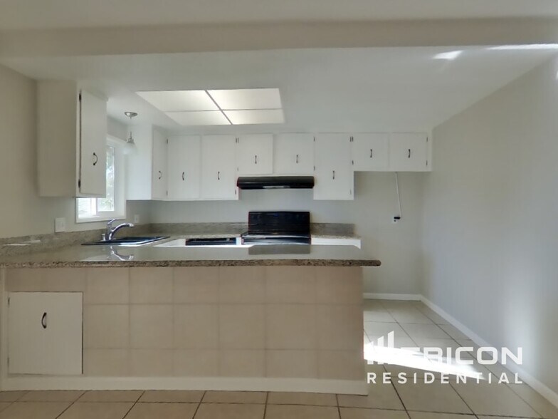 Building Photo - 344 Gardenia Cir