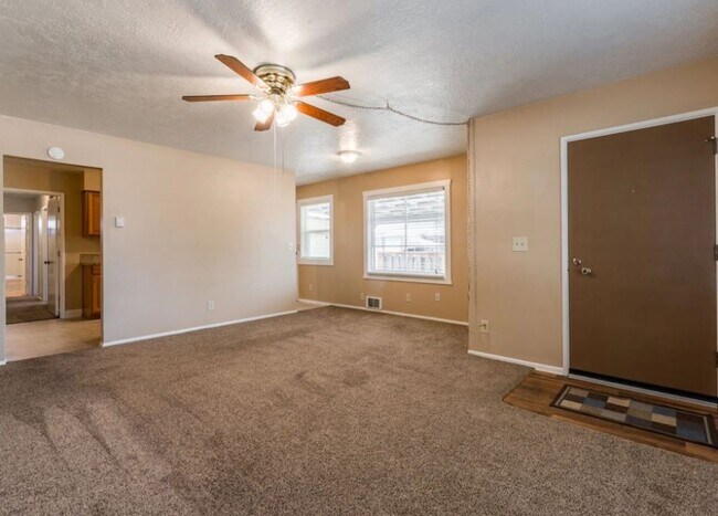 Building Photo - 410-12 Harrison St, Newberg