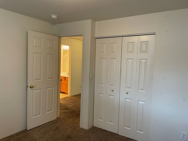 Building Photo - This 3 bedroom 2 bathroom home is located in beautiful Shady Cove