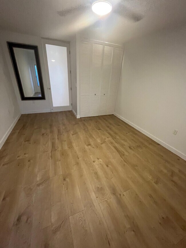 Building Photo - 441 Collins Ave