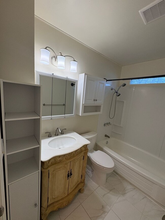 Building Photo - Spacious 4 Bedroom Home *Pet Friendly*