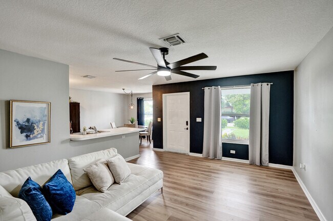 Building Photo - 1095 Miami Blvd