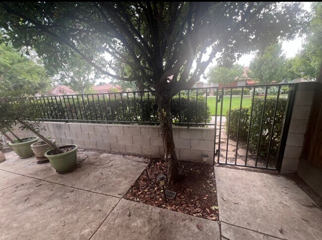 Building Photo - 3-bedroom, 2.5 bathroom home desirable Marquise Gated Community