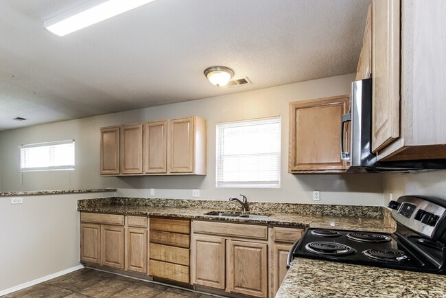 Building Photo - 4705 Waterfront Oak Dr
