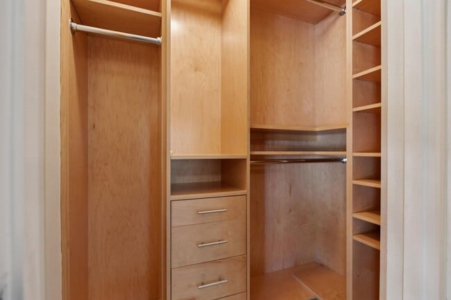 Building Photo - Beautifully Appointed Atherton Estate with Pool & Outdoor Entertaining