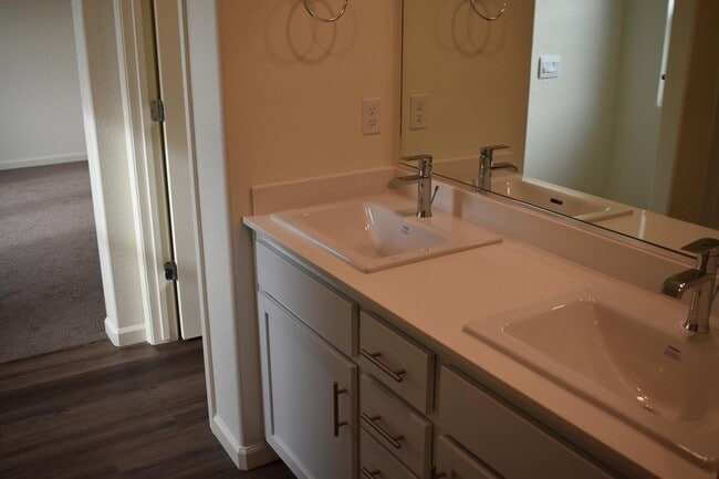 Building Photo - 4554 Iris Ct