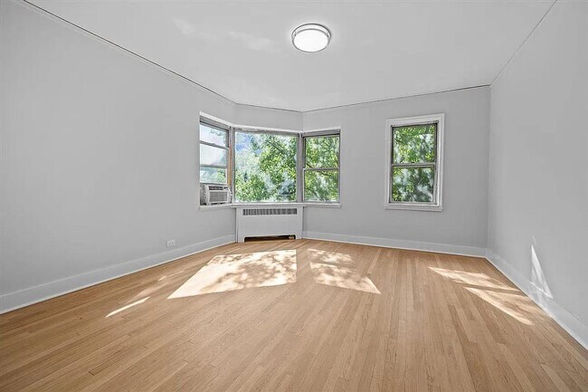 Building Photo - 3810 Greystone Ave