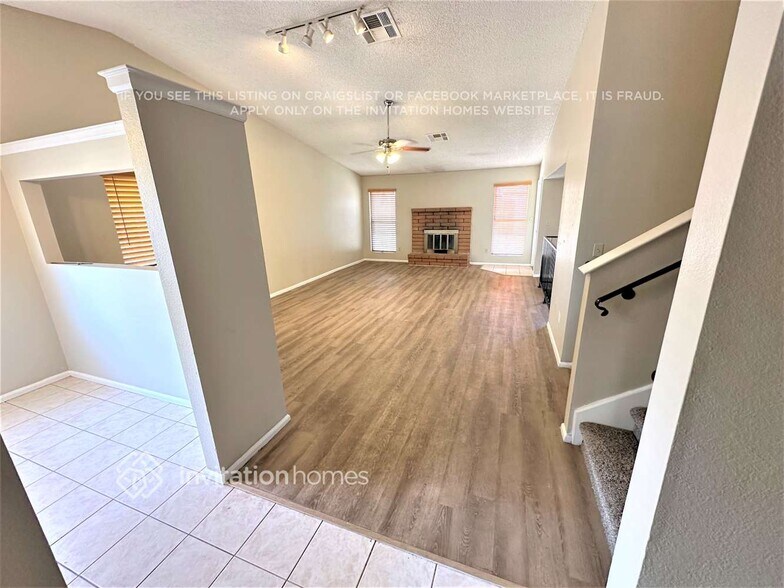 Building Photo - 1615 W Curry Dr
