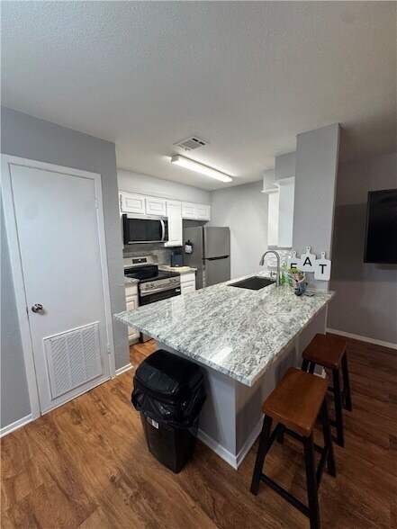 Building Photo - 1305 W Villa Maria Rd