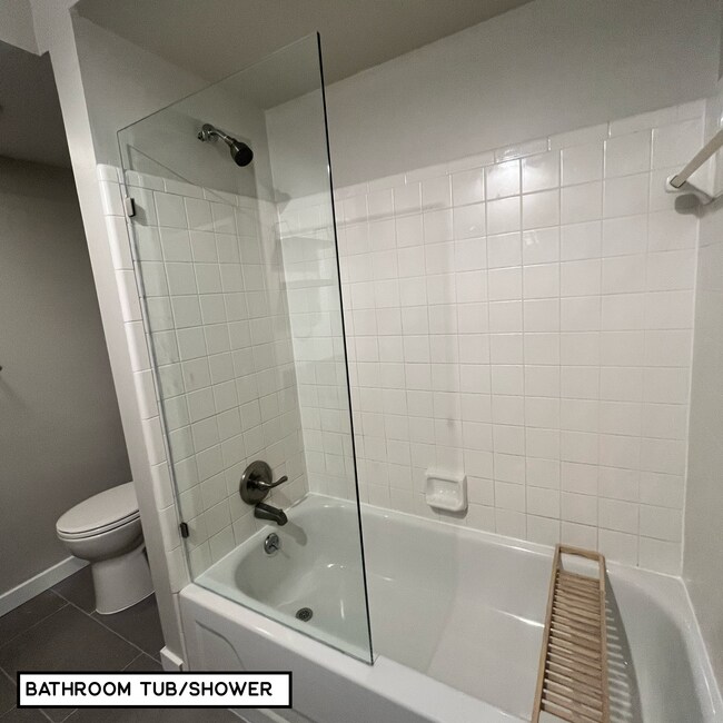 Full bath tub - 1873 Meadow Dale Ct