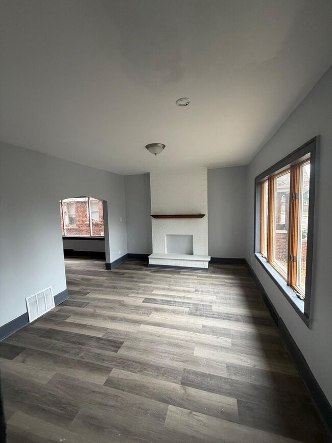 Building Photo - 4 bedroom 2 full bathroom!