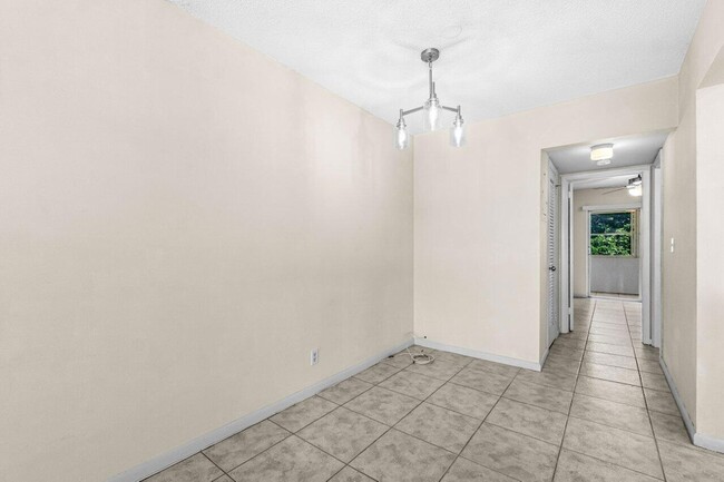 Building Photo - 52 Kingswood E
