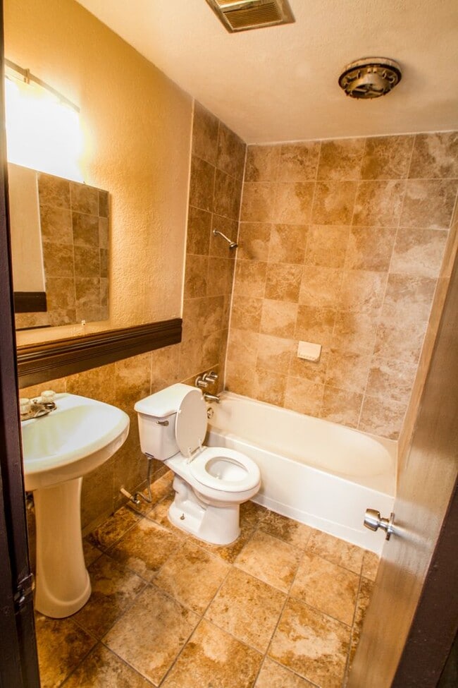 Building Photo - Your Family Home Near Dowtown